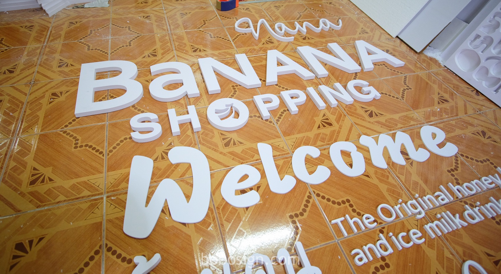 ตัวอักษรฉลุ หน้าร้าน Banana shopping